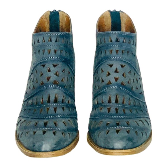 Sofft Westwood II Laser-Cut Ankle Boots Denim Blue Suede Upper Chunky Heels Sz 8 - Picture 2 of 11